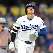 大谷翔平、１５１キロが右肩付近に直撃で苦悶の表情　初回先頭死球で本拠地大ブーイング→激走で先制ホームイン…ロス移転後は球団２位タイの４７試合連続出塁