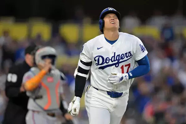 大谷翔平、１５１キロが右肩付近に直撃で苦悶の表情　初回先頭死球で本拠地大ブーイング→激走で先制ホームイン…ロス移転後は球団２位タイの４７試合連続出塁