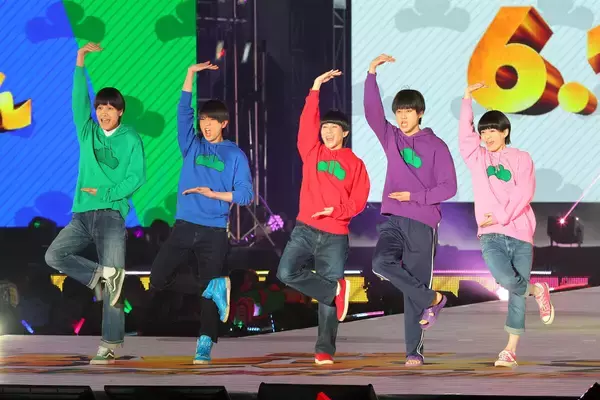 全員で「シェー！」　Ａぇ！ｇｒｏｕｐ＆ジュニア・西村拓哉　「ガルアワ」に「おそ松さん」の衣装でサプライズ登場し黄色い歓声