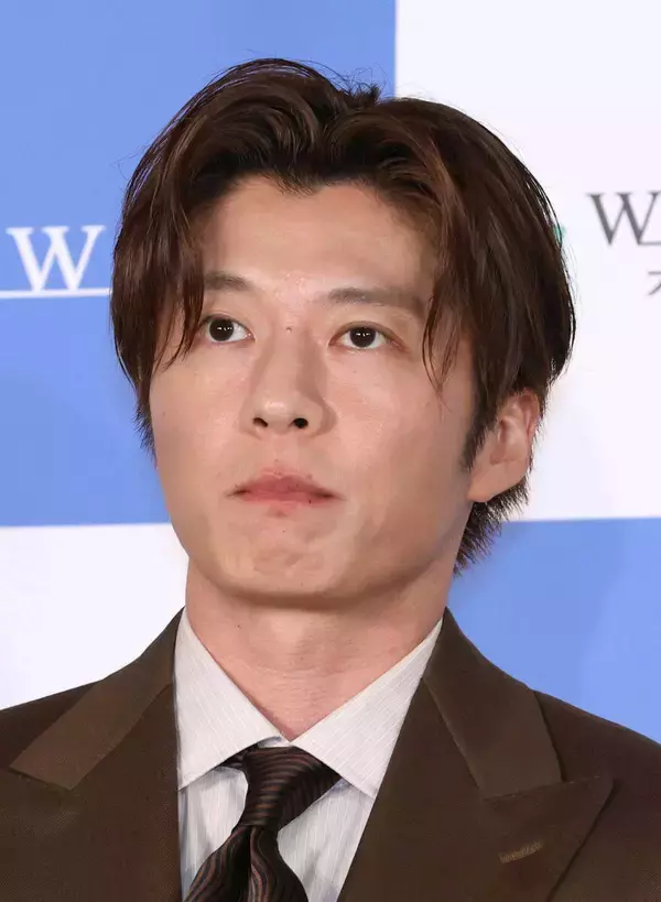 田中圭、オーストラリアで開催のポーカー国際大会で７位　賞金１２６５万円を獲得　紺色シャツにグレーのパーカー姿