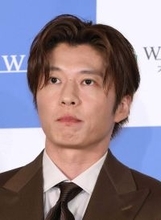 田中圭、オーストラリアで開催のポーカー国際大会で７位　賞金１２６５万円を獲得　紺色シャツにグレーのパーカー姿
