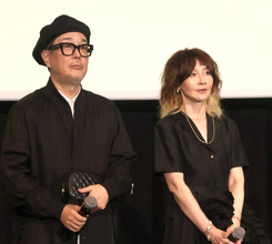 リリー・フランキー、ＹＯＵのポーチ持って舞台あいさつに登壇「ビジュアル系と占い好きなおばあさんというテーマで来た」