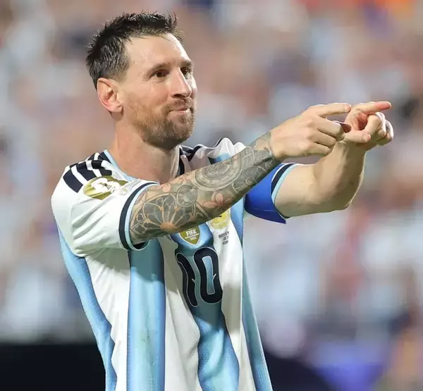 【Ｗ杯】「メッシはもう言葉で表現できない」アルゼンチン指揮官、絶賛！ ハットしてグーっ！…Ｗ杯最多に並ぶ１６得点目