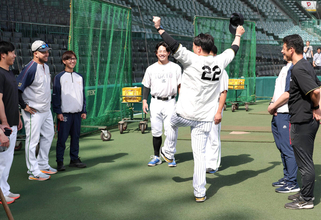【ヤクルト】藤川球児監督のポーズにキハダは笑顔　球宴出場５選手がセ・リーグを率いる阪神・藤川監督にあいさつ　