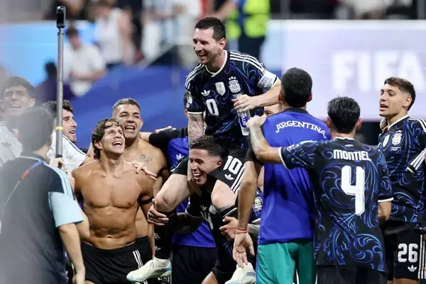 【Ｗ杯】「終盤６分３３秒の怒涛の逆転劇」とアルゼンチン紙　宿敵・ブラジルのメディアも「この組織力と団結力を学ぶべき」と珍しく称賛