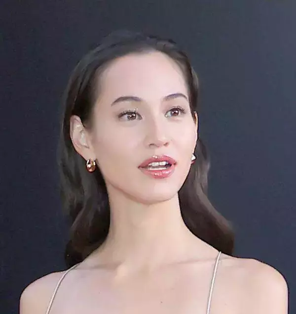 目のやり場に困る！水原希子の上半身が…「開放的ー！」男性の姿も「やばいって」大胆な最新姿「人魚かとおもった」