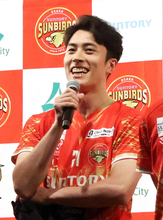 【バレー】サントリー出陣式に高橋塁ら１８名の選手が登壇　新ユニホームもお披露目「背負っているものは重いがユニホームは軽い」