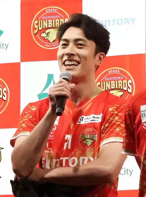【バレー】サントリー出陣式に高橋塁ら１８名の選手が登壇　新ユニホームもお披露目「背負っているものは重いがユニホームは軽い」