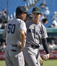 【大学野球】慶大の優勝は持ち越し　打線奮わず明大に０封負け…今秋ドラフト上位候補・渡辺和大が初回に緊急降板のアクシデント