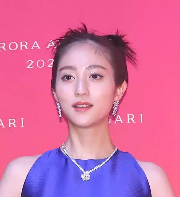 堀田茜、グレーのコートファッションが「マッチ売りの．．．」…アメリカ旅行のオフショット