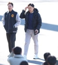 【巨人】２８人のコーチ陣が集結　阿部慎之助監督、イ・スンヨプ打撃コーチら１軍から３軍までスタッフが新人に熱視線