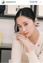 「美しさが渋滞」堀田真由、白ニット×花柄スカートの春コーデ姿にくぎ付け！「お嬢様みたい」「理想の憧れ」