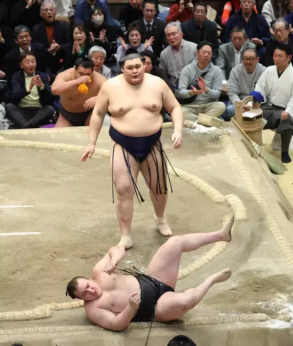 安青錦が大の里に敗れ３敗に後退　熱海富士と並ぶ　４敗の大の里、霧島、阿炎、欧勝海にも優勝の可能性が残る