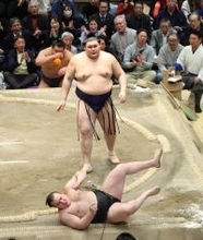 安青錦が大の里に敗れ３敗に後退　熱海富士と並ぶ　４敗の大の里、霧島、阿炎、欧勝海にも優勝の可能性が残る
