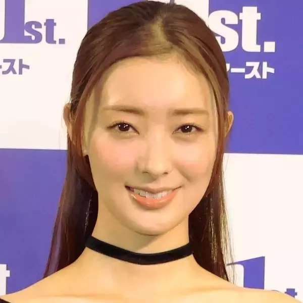 不倫ドラマ主演で話題の宮本茉由、チェックのスカート×頭のリボンがチャーミングで可愛い！「おリボン菜穂ちゃん」「可愛すぎだって」