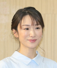 テレ朝・堂真理子アナ、白黒のモノトーンでまとめるニットスタイルがお似合い！「最高にお似合い可愛いです」