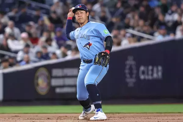 ブルージェイズ「４番・三塁」岡本和真、遊撃位置で横っ跳びライナーキャッチ！