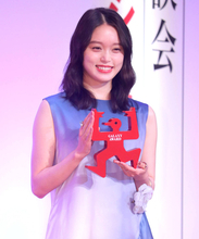 髙石あかり　青のグラデーションドレスで華やかに登場　主演した「ばけばけ」で思い出のシーン語る