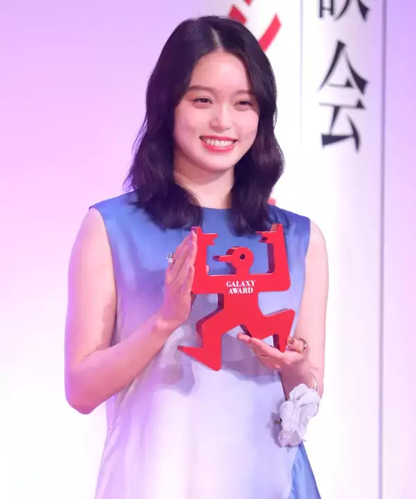 髙石あかり　青のグラデーションドレスで華やかに登場　主演した「ばけばけ」で思い出のシーン語る