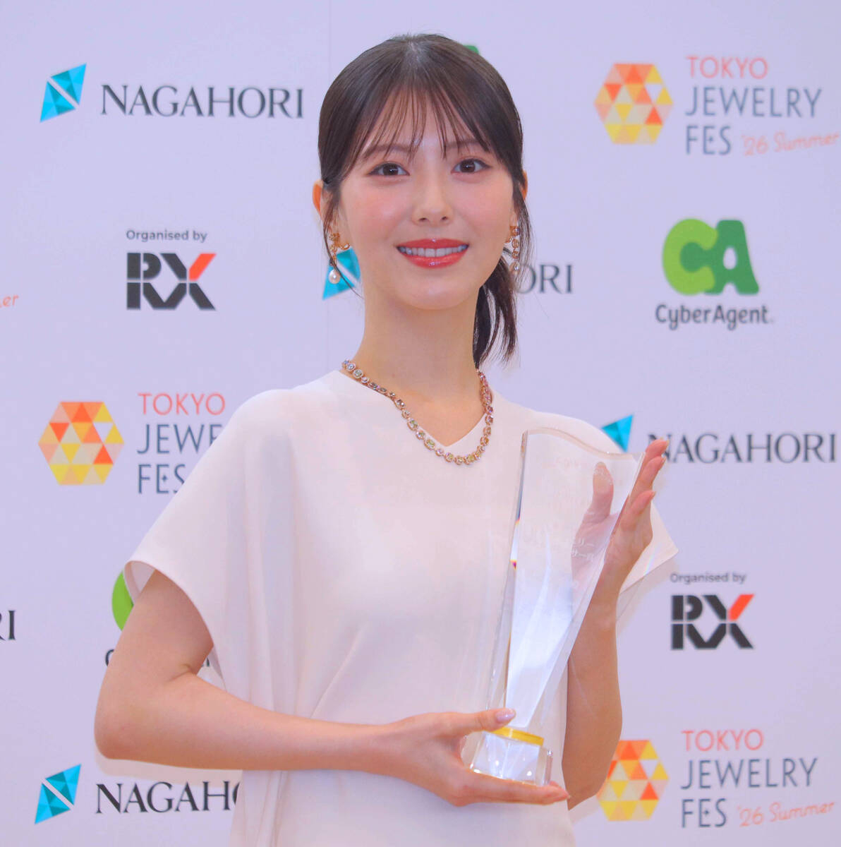 浜辺美波　純白ドレスにサファイアジュエリーを身につけて登場「この賞に恥じぬ自分に」７年ぶり２度目のベストドレッサー賞受賞