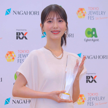 浜辺美波　純白ドレスにサファイアジュエリーを身につけて登場「この賞に恥じぬ自分に」７年ぶり２度目のベストドレッサー賞受賞