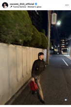 Ｃｏｃｏｍｉ、夜の街に溶け込むシックなコーデ姿披露！ファンから多数の「いいね！」