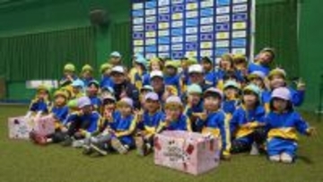 【西武】地元園児「何のおやつが好きですか？」ドラ３ルーキーの回答は…バレンタインチョコ贈呈