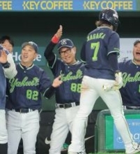 【ヤクルト】今季２度目の送りバントから、内野ゴロで３回に先制点　ベンチの池山監督も大喜び