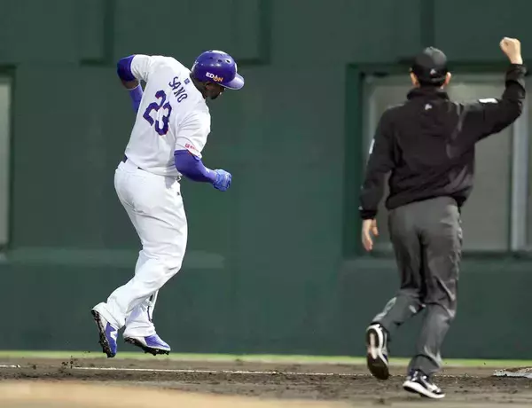 【中日】サノーが２回守備から途中交代…走塁中に足を痛めたか　初回４得点の猛攻も助っ人にアクシデント