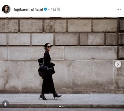 「どこにいても絵になる」モデル・藤井夏恋、ワントーンコーデが映えるモダンなショット！