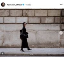 「どこにいても絵になる」モデル・藤井夏恋、ワントーンコーデが映えるモダンなショット！