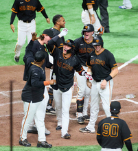 【巨人】坂本勇人「いや～うれしい」大歓声に背中押されサヨナラ３ラン→笑顔で実感　王らに並ぶリーグ最多タイ８発目も貪欲３７歳「もっともっと」…ヒーローインタビュー
