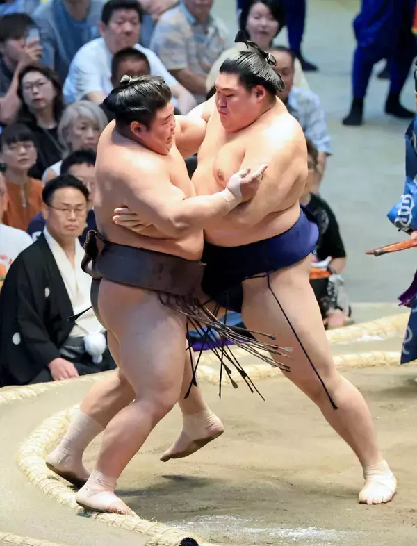 両横綱は勝つ　綱取りの霧島、大関復帰目指す安青錦はともに６勝目　カド番の琴桜は４敗目　勝ちっ放しは消え、１敗は霧島ら７人