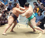 「綱取りの霧島が２敗を守る　一山本を退ける　ハイレベル優勝争い、ぎりぎりの土俵が続く」の画像1