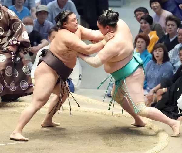 綱取りの霧島が２敗を守る　一山本を退ける　ハイレベル優勝争い、ぎりぎりの土俵が続く