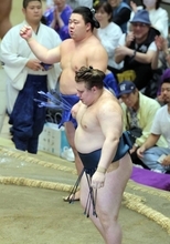 安青錦が３連敗　藤ノ川に敗れる　頭をつけながら不用意な投げにつけこまれる