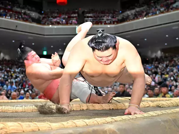 大の里ー宇良の取り直しの一番　高田川審判長「ビデオ室で意見が分かれた。わからないときはもう１丁」