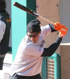 「【巨人】身長２００センチの育成外国人が右中間防球ネット直撃のパワー全開サク越え…育成練習最終日」の画像1