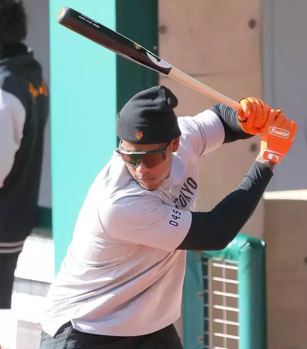 【巨人】身長２００センチの育成外国人が右中間防球ネット直撃のパワー全開サク越え…育成練習最終日