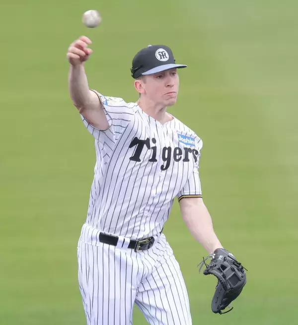 【阪神】遊撃レギュラー候補の新助っ人ディベイニーが春季キャンプ初の早出特守、藤川球児監督も見守る