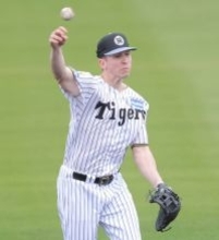 【阪神】遊撃レギュラー候補の新助っ人ディベイニーが春季キャンプ初の早出特守、藤川球児監督も見守る