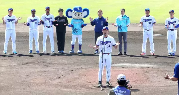【中日】北谷キャンプ打ち上げ　井上一樹監督「合格点。鵜飼のなんとかしてやりたいって気持ちが伝わった」藤嶋健人が手締めのあいさつ