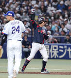 「侍ジャパン・小園海斗、途中出場で勝ち越しタイムリー　侍打線は５回に一挙５得点で逆転」の画像1
