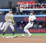 「メジャー初４番起用の岡本和真が２打席連続出塁　前日から驚異の５打席連続出塁　第１打席は左前安打」の画像1