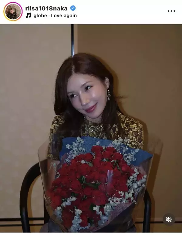 仲里依紗と中尾明慶が結婚１３周年！真っ赤なバラの花束抱えるラブラブショットが素敵「理想すぎる」