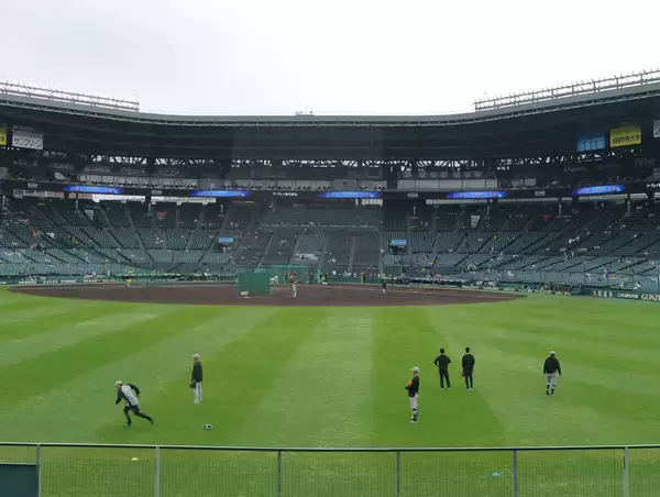 【巨人】甲子園３戦目は雨予報　試合前練習中に降り始める　気になる空模様