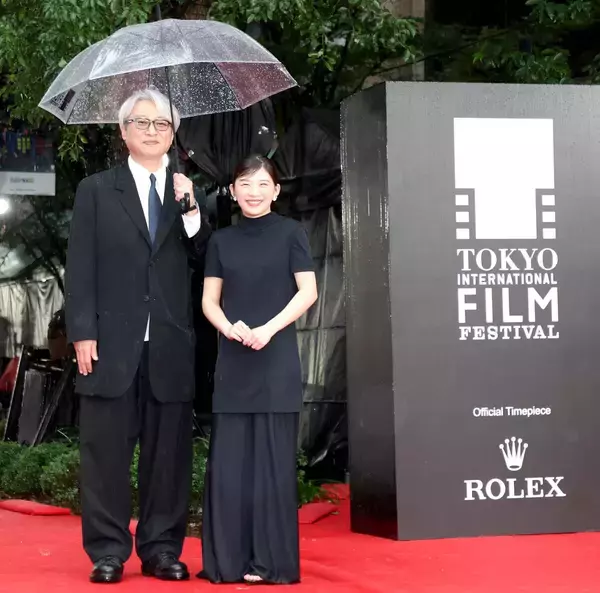 伊藤沙莉、ブラックドレス姿で魅了　雨中の東京国際映画祭レッドカーペットに登場