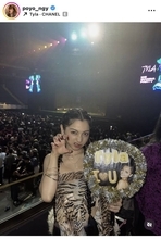 ゆきぽよ、へそピ＆デコルテ全開！最強セクシーコーデでライブ参戦「鬼可愛い」「魅力的な美女」「美脚過ぎ」