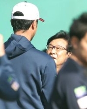 侍ジャパン・栗山英樹前監督が宮崎合宿を電撃訪問　ダルビッシュ、井端監督らにあいさつ　笑顔でガッチリ握手