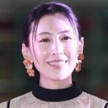 ４８歳美魔女・雛形あきこ「結婚記念日に旦那さんからもらいました」大きな花束持って幸せショット！夫は天野浩成